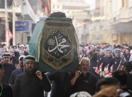 بالصور.. النجف تستقبل جموعاً مليونية في ذكرى وفاة النبي محمد (ص)