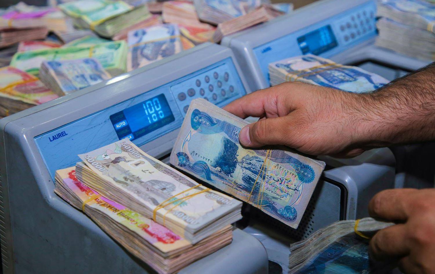 المالية تعلن المباشرة بتمويل رواتب موظفي الدولة لشهر آب