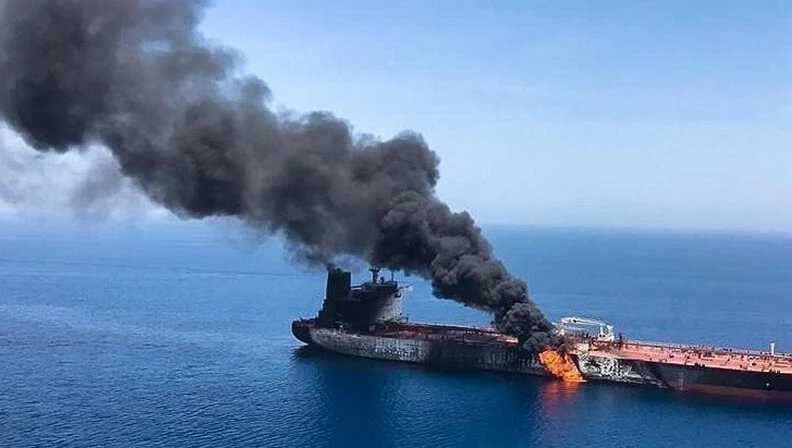 الحرس الثوري الإيراني: انفجار ناقلة نفط واصطدام ثلاث سفن بألغام في هرمز