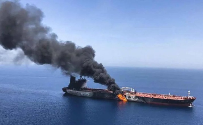 اشتعال النيران بسفينة في مضيق هرمز.. بلاغ بريطاني عن حادث قرب سواحل عُمان